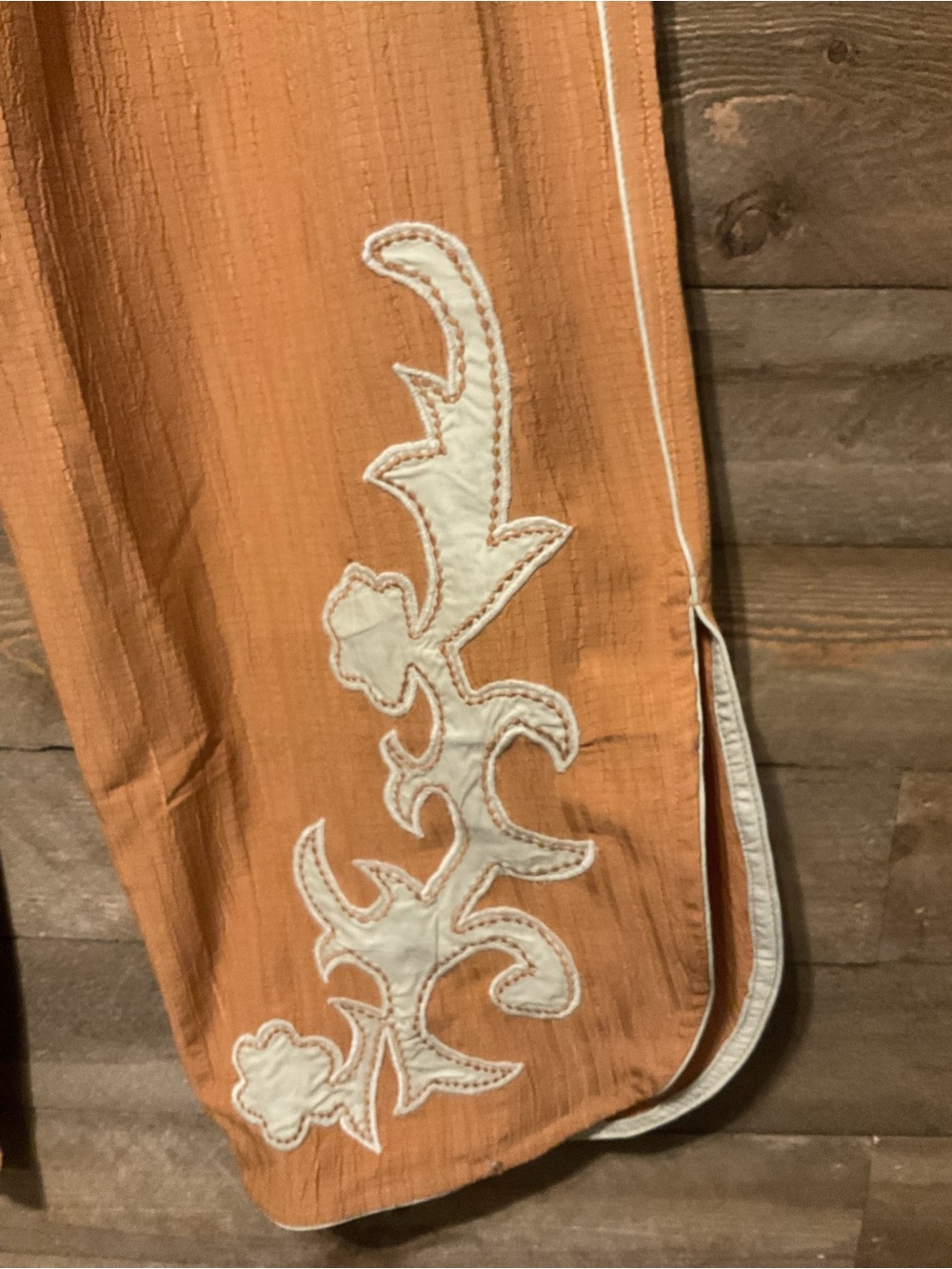 Howdy Hanny Appliqué Apricot Pants Capri Women’s Size Large NWT - Picture 3 of 3